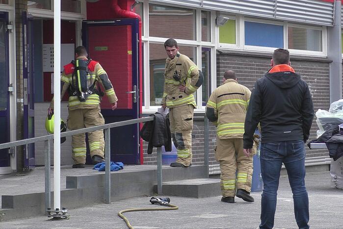 Brandweer doet onderzoek naar brand in schoolgebouw