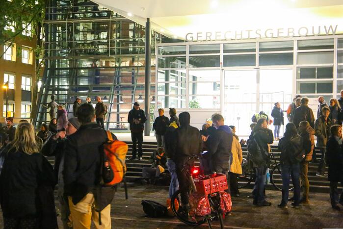 #Utrecht Politie aanwezig bij demonstratie gerechtsgebouw Vrouwe Justitiaplein Utrecht.