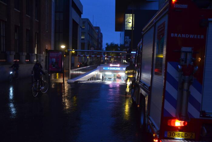 Personeel blust autobrand in parkeergarage