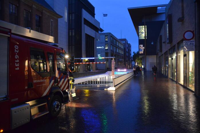 Personeel blust autobrand in parkeergarage