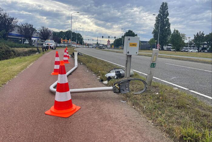 Lantaarnpaal sneuvelt bij ongeval