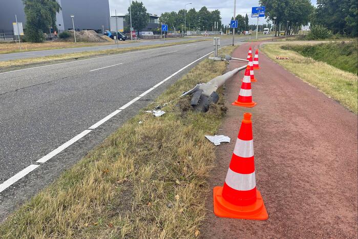 Lantaarnpaal sneuvelt bij ongeval