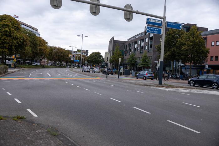 Regenboog-oversteekplaats besmeurd met verf