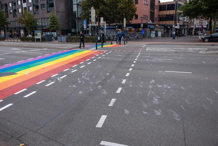 Regenboog-oversteekplaats besmeurd met verf