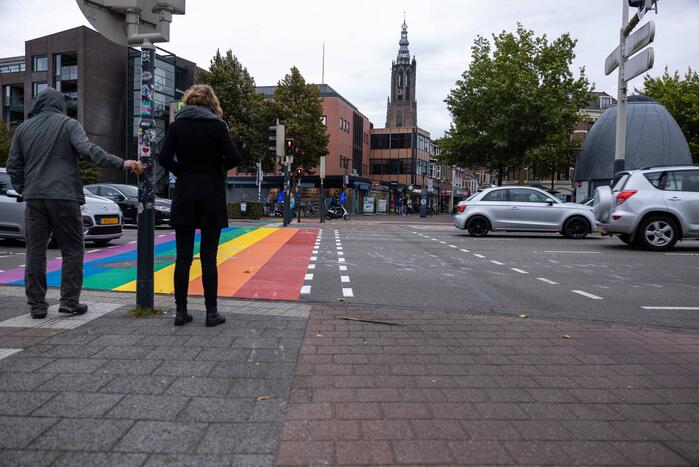 Regenboog-oversteekplaats besmeurd met verf