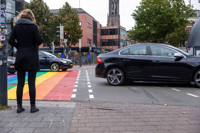 Regenboog-oversteekplaats besmeurd met verf