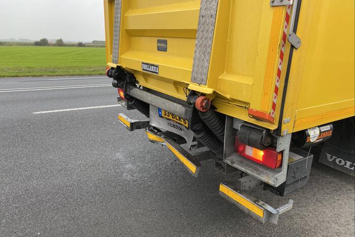 Auto raakt na botsing van de weg en belandt op de kop in weiland