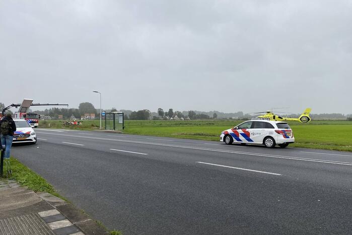 Auto raakt na botsing van de weg en belandt op de kop in weiland