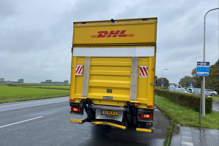 Auto raakt na botsing van de weg en belandt op de kop in weiland