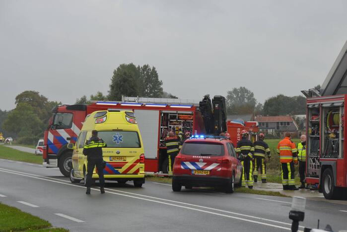 Auto raakt na botsing van de weg en belandt op de kop in weiland