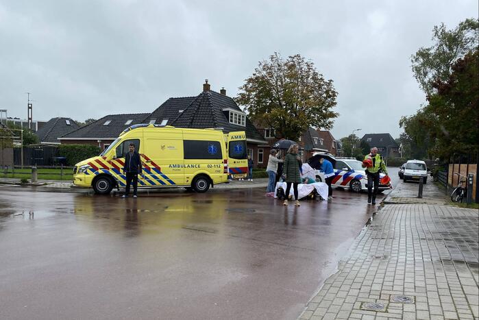 Man op fiets zwaargewond bij aanrijding met auto op kruising