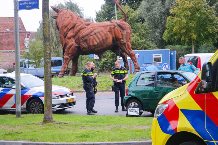 Ongeval op rotonde trekt veel bekijks