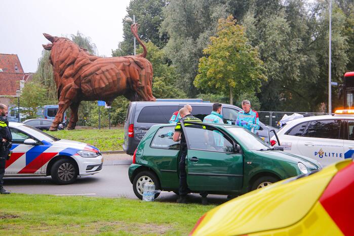 Ongeval op rotonde trekt veel bekijks