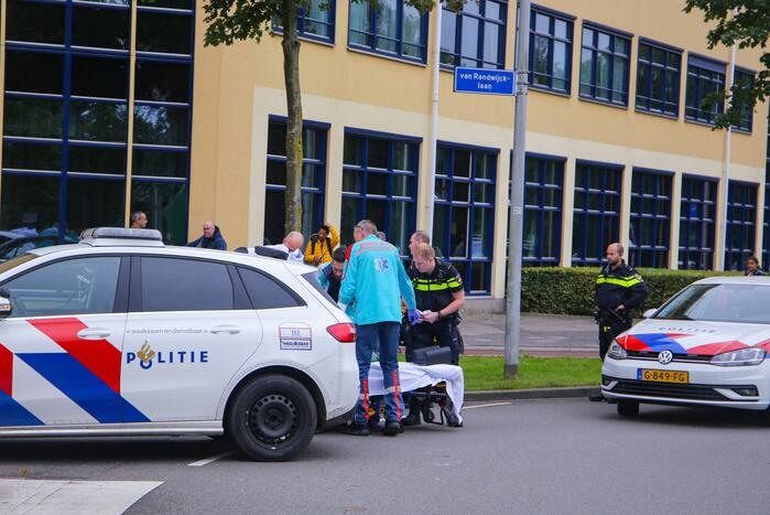 Ongeval op rotonde trekt veel bekijks