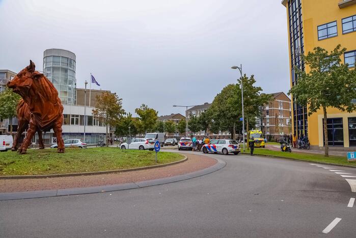 Ongeval op rotonde trekt veel bekijks