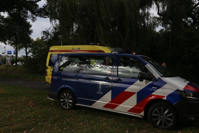 Scooterrijder gaat onderuit op fietspad