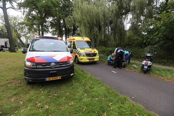 Scooterrijder gaat onderuit op fietspad