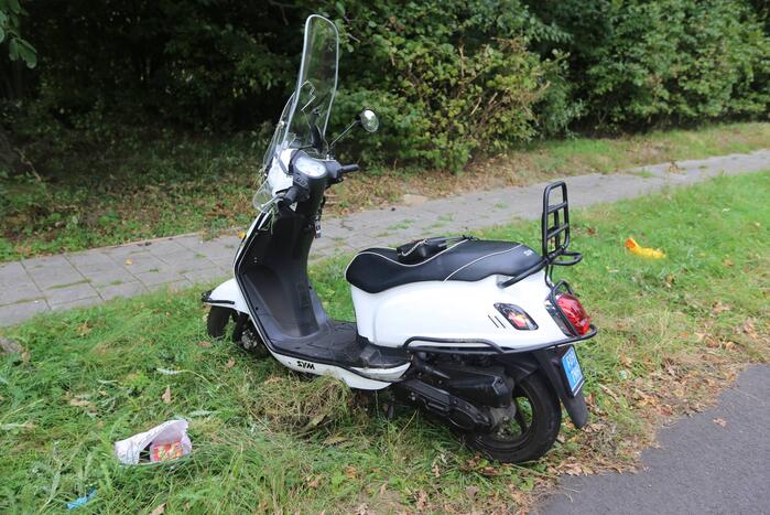 Scooterrijder gaat onderuit op fietspad