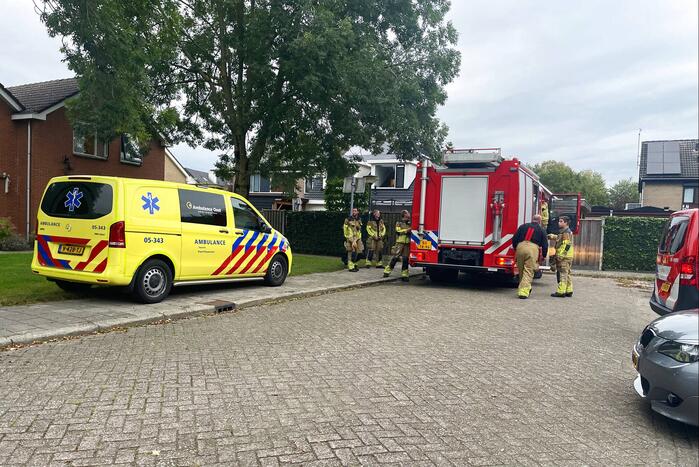Brandweer blust brand in keuken