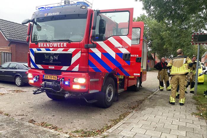Brandweer blust brand in keuken