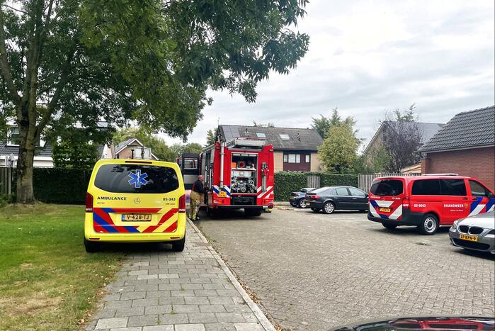 Brandweer blust brand in keuken