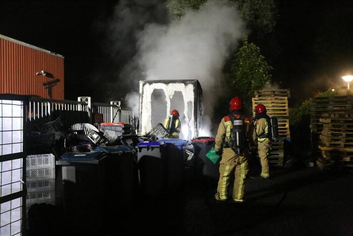 Brandweer blust brand in foodtruck