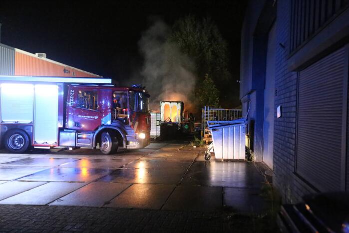 Brandweer blust brand in foodtruck