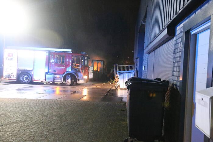 Brandweer blust brand in foodtruck