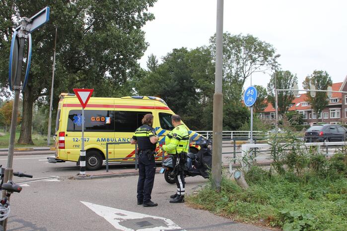 Auto botst tegen scooter op