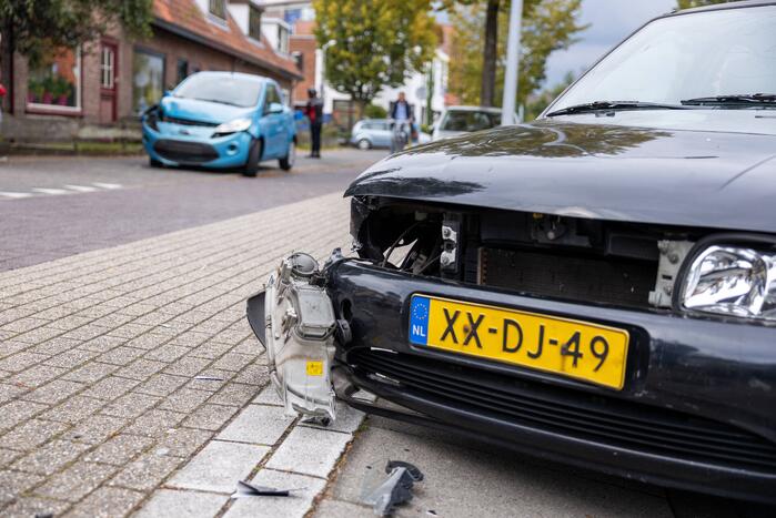 Kind gewond bij aanrijding tussen twee auto's