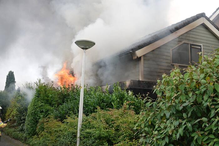 Grote uitslaande schuurbrand naast woning