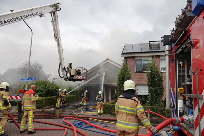 Grote uitslaande schuurbrand naast woning