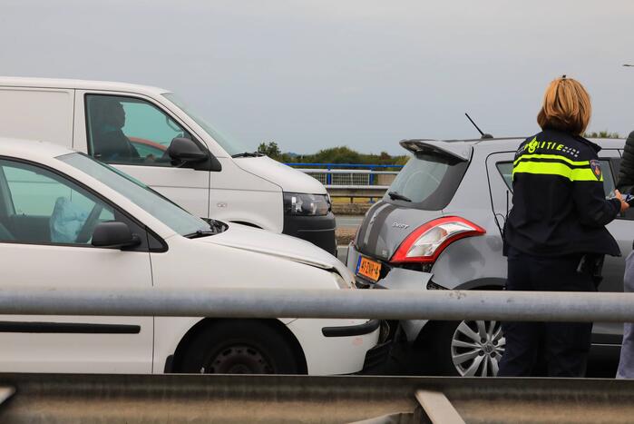 Kop staart aanrijding tussen vijf voertuigen