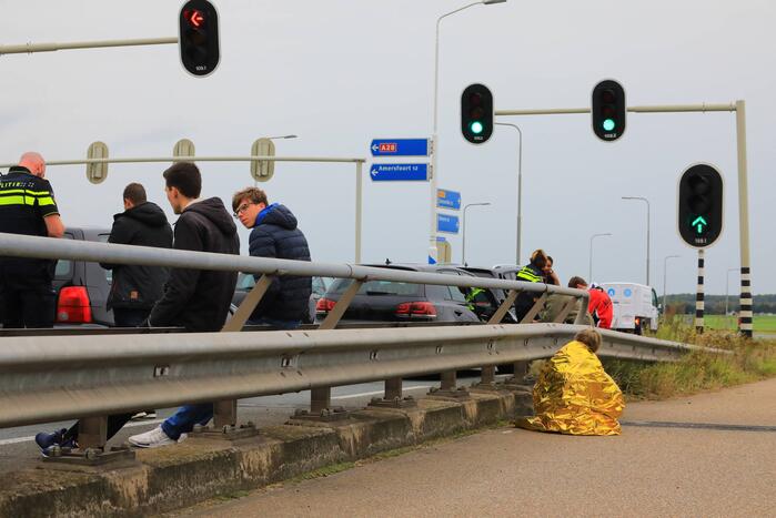 Kop staart aanrijding tussen vijf voertuigen