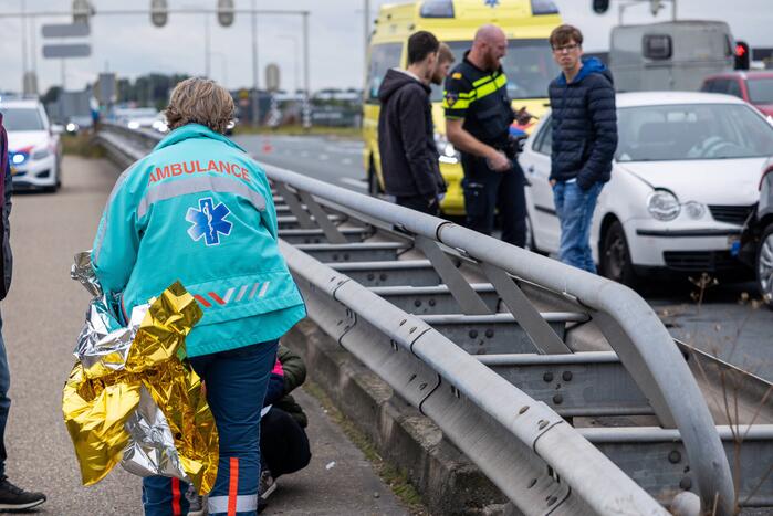 Kop staart aanrijding tussen vijf voertuigen