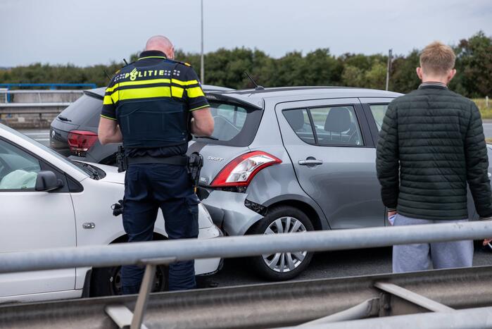 Kop staart aanrijding tussen vijf voertuigen
