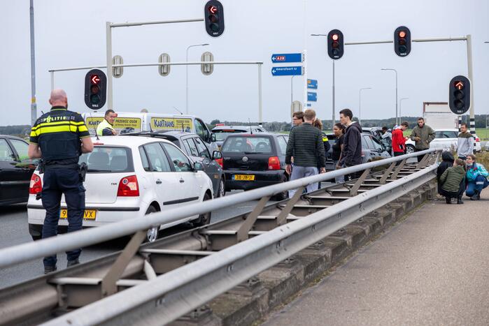 Kop staart aanrijding tussen vijf voertuigen
