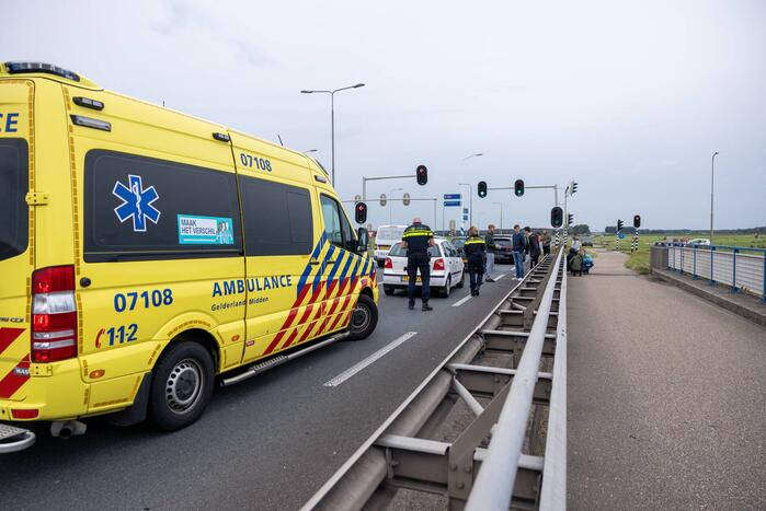 Kop staart aanrijding tussen vijf voertuigen