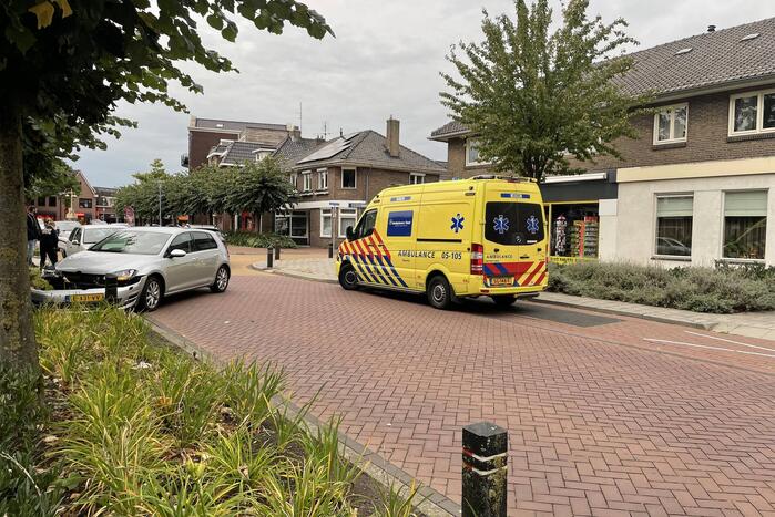 Auto knalt tegen boom aan