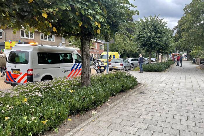 Auto knalt tegen boom aan
