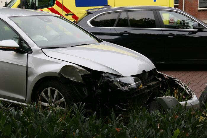 Auto knalt tegen boom aan