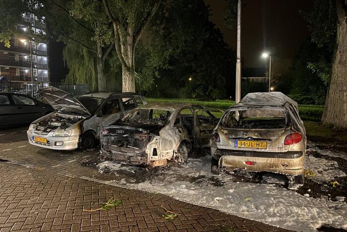 Drie auto's verwoest door brand