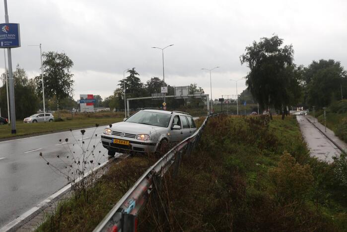 Auto raakt van de weg en belandt tegen vangrail