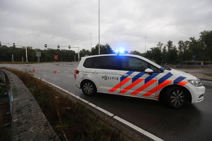 Auto raakt van de weg en belandt tegen vangrail