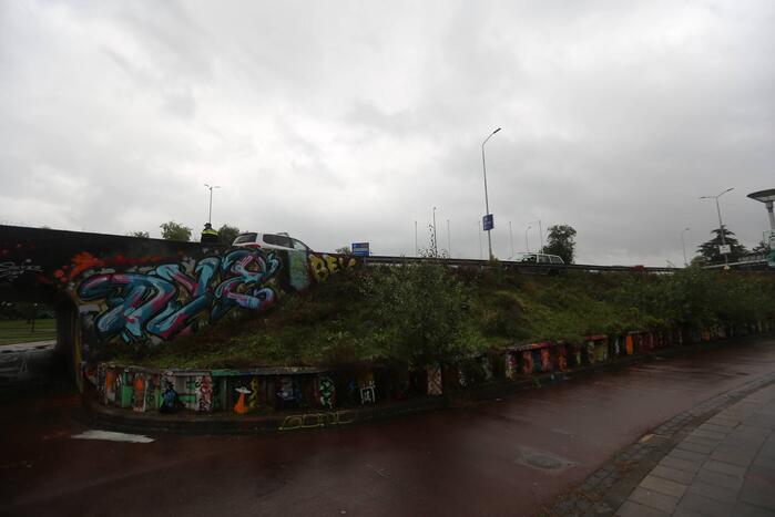Auto raakt van de weg en belandt tegen vangrail