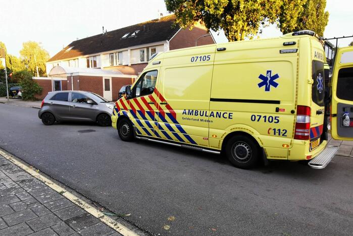Bezorger gewond bij botsing met auto