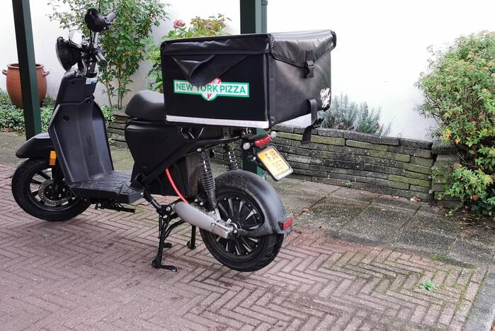 Bezorger gewond bij botsing met auto