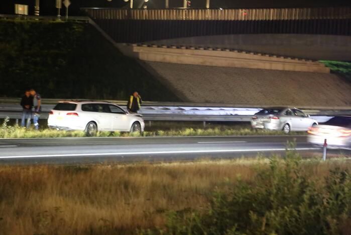 Twee personenauto's botsen op Rijksweg