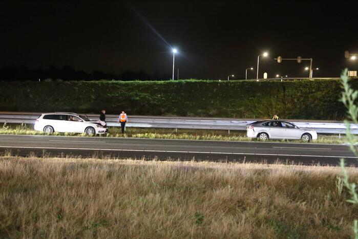 Twee personenauto's botsen op Rijksweg