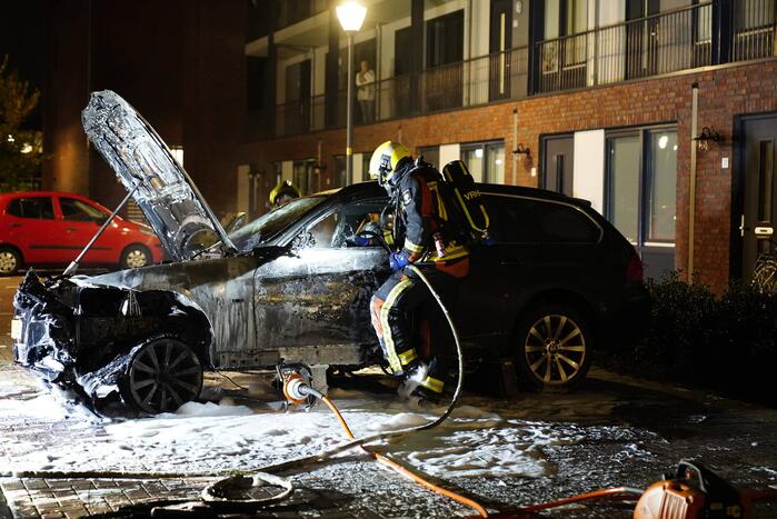 Auto op de parkeerplaats volledig uitgebrand
